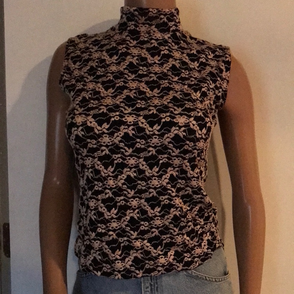 Small lacy lined sleeveless top.